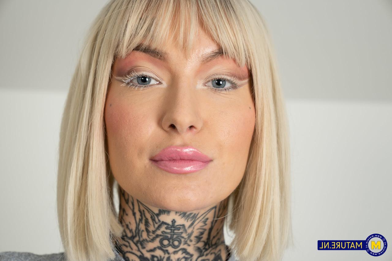 20P La gorda Camilla Creampie y su hijastra tatuada Tabitha Poison muestran su ropa interior
