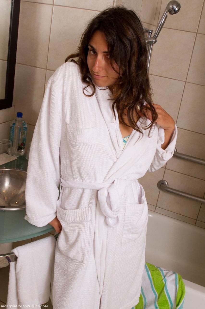 17P Monica, une brune sexy, pose dans la salle de bain et montre son castor.