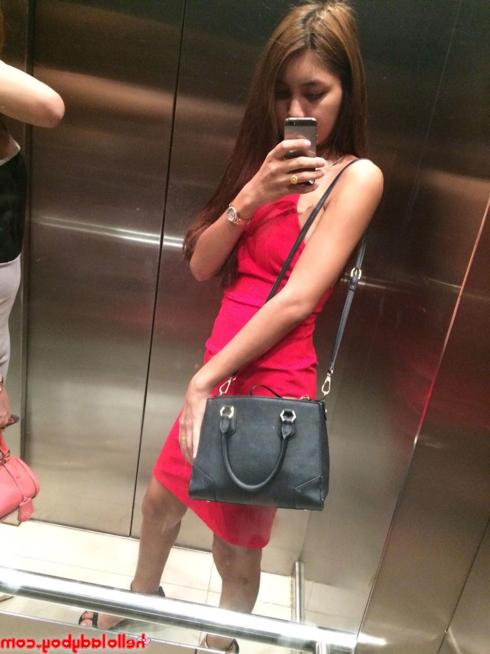 20P Linda travesti mostra seu corpo pequeno em roupas sexy em uma compilação quente
