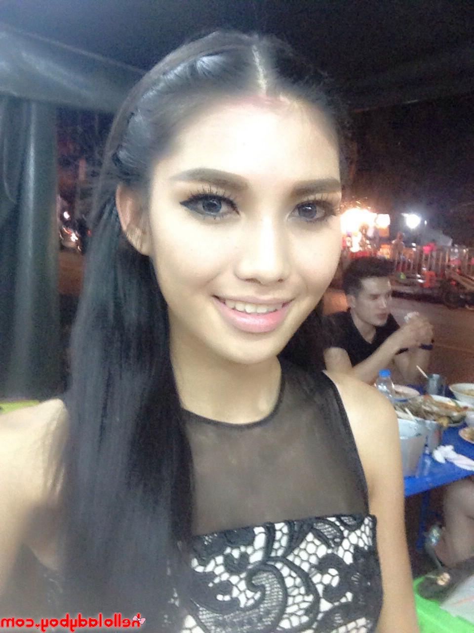 20P Linda travesti mostra seu corpo pequeno em roupas sexy em uma compilação quente