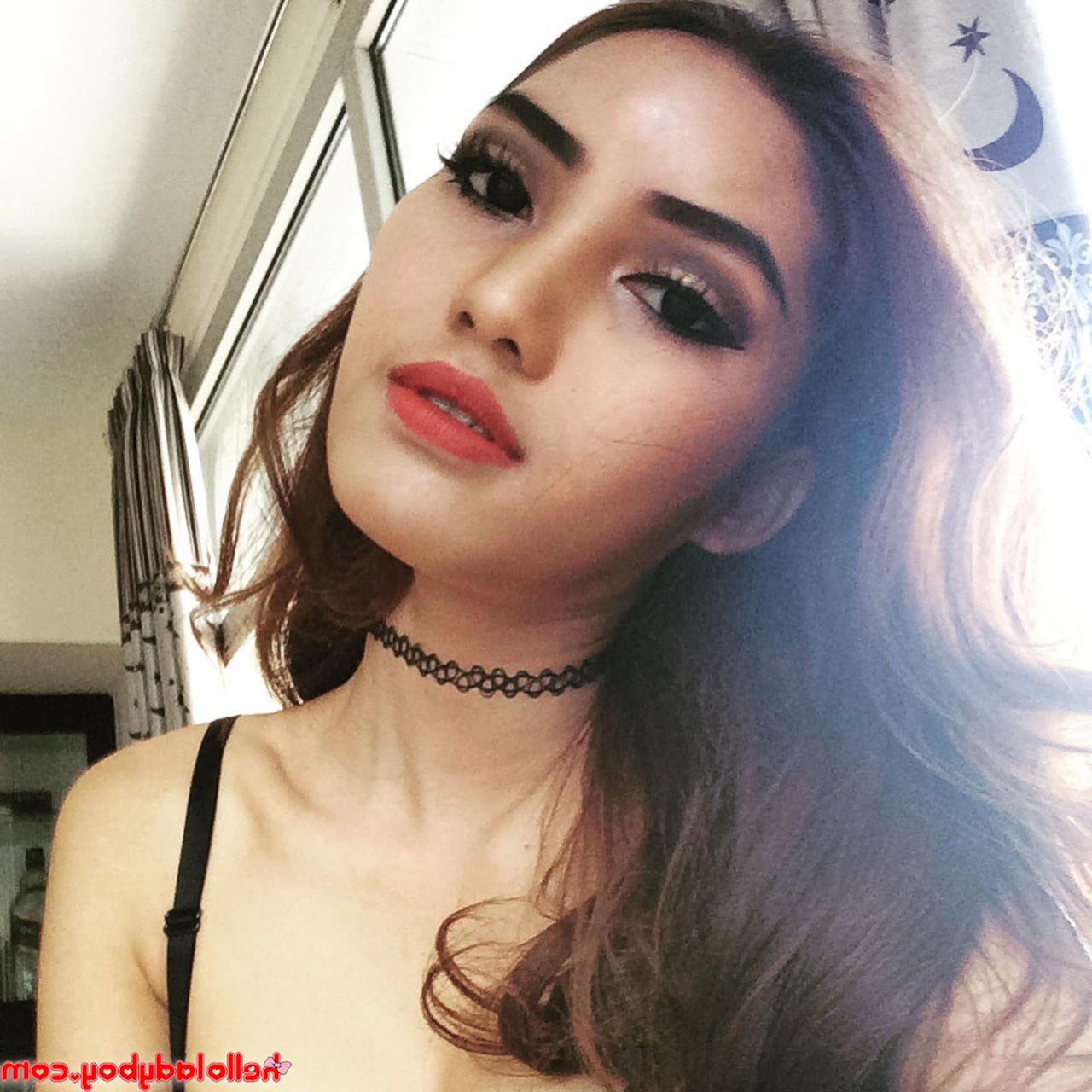 20P Linda travesti mostra seu corpo pequeno em roupas sexy em uma compilação quente
