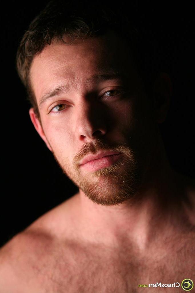 20P O moreno gay baixinho Connor expõe seu corpo peludo e se masturba sozinho