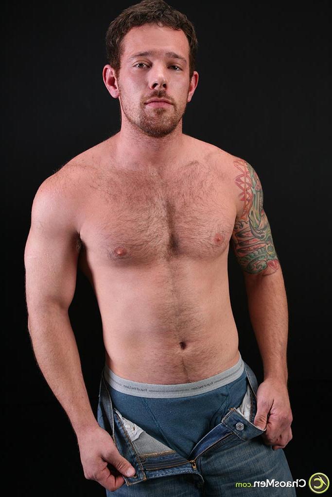 20P O moreno gay baixinho Connor expõe seu corpo peludo e se masturba sozinho