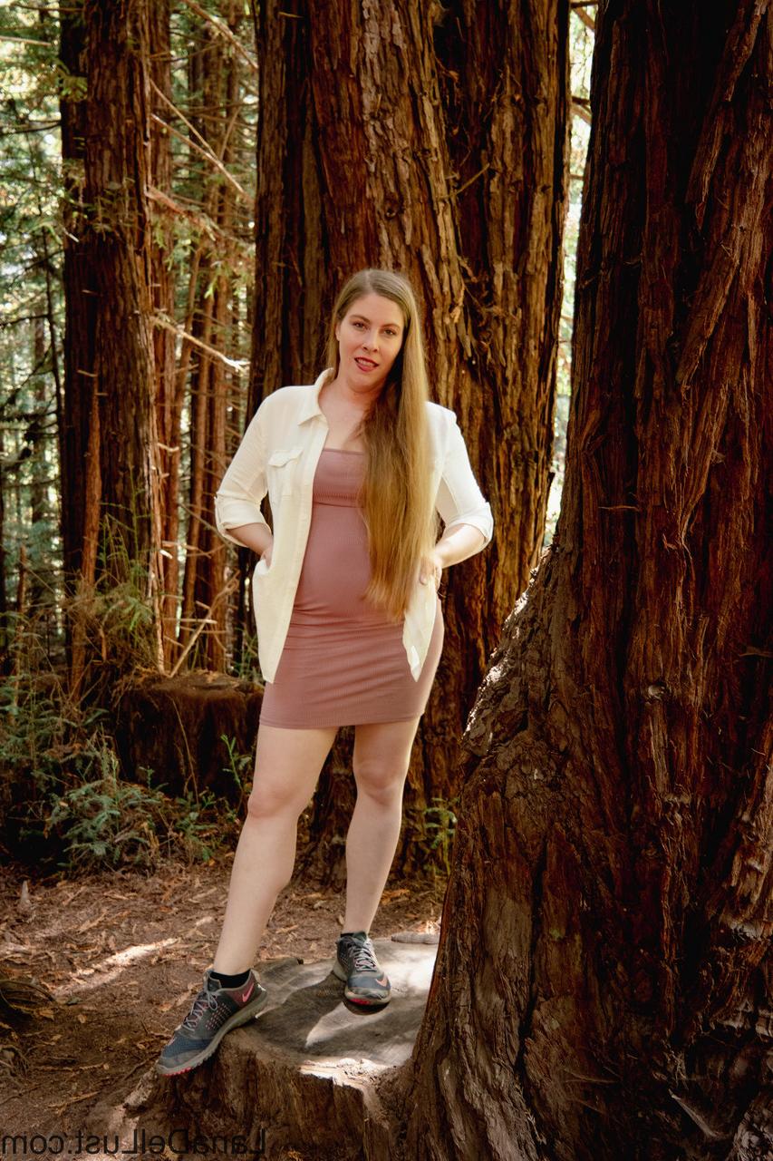 15P La sexy gorda Lana Del Lust se desnuda y muestra su gran culo y sus tetas en el bosque