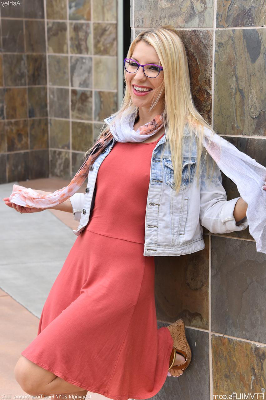 17P La MILF blonde glamour Ashley exhibe sa douce chatte et ses seins en plein air.