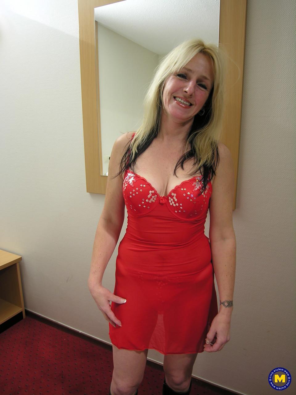 20P Die reife Blondine Jasmijn lässt ihr rotes Kleid fallen und wird in harten Stiefeln geknallt