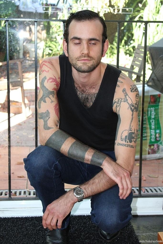 20P Gay tatuado Rocco Hard fica nu e acaricia seu pau perfurado até gozar