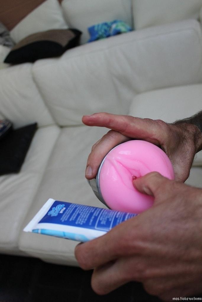 20P Gay tatuado Rocco Hard fica nu e acaricia seu pau perfurado até gozar