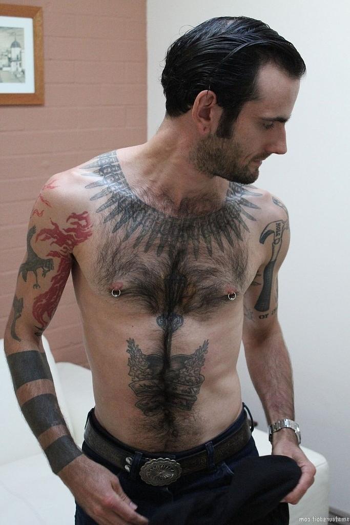 20P Gay tatuado Rocco Hard fica nu e acaricia seu pau perfurado até gozar