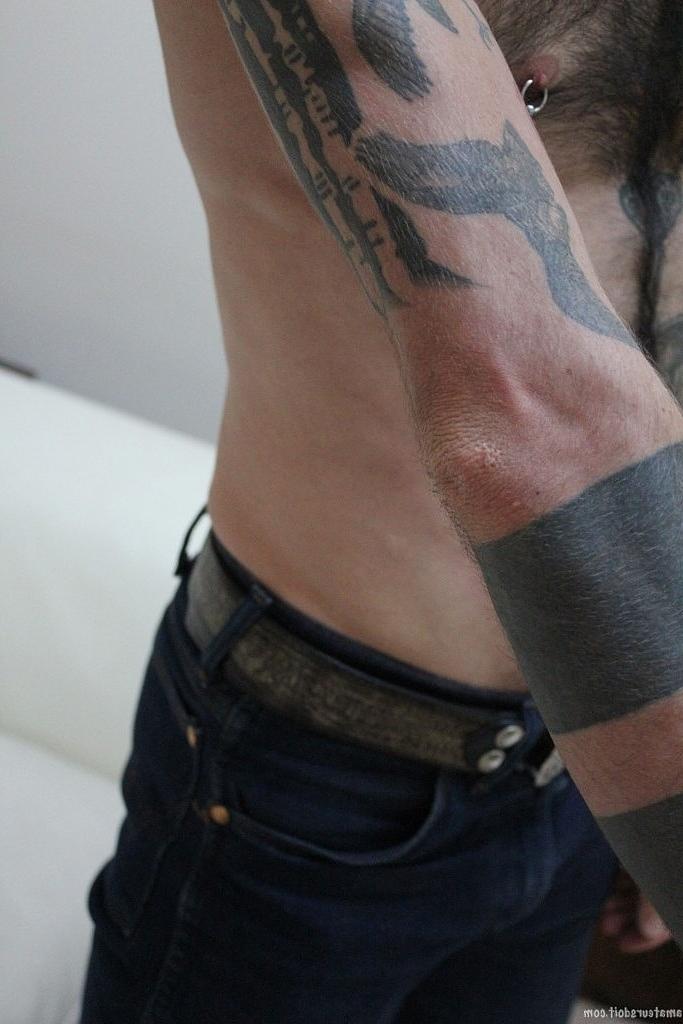 20P Gay tatuado Rocco Hard fica nu e acaricia seu pau perfurado até gozar