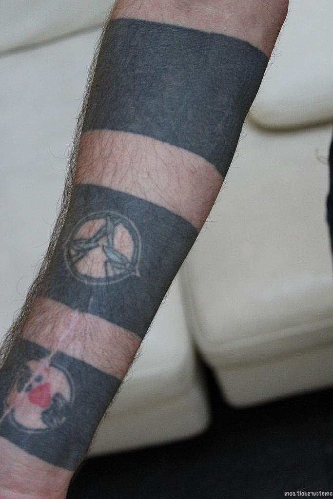 20P Gay tatuado Rocco Hard fica nu e acaricia seu pau perfurado até gozar