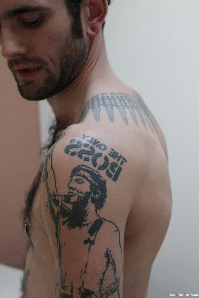 20P Gay tatuado Rocco Hard fica nu e acaricia seu pau perfurado até gozar