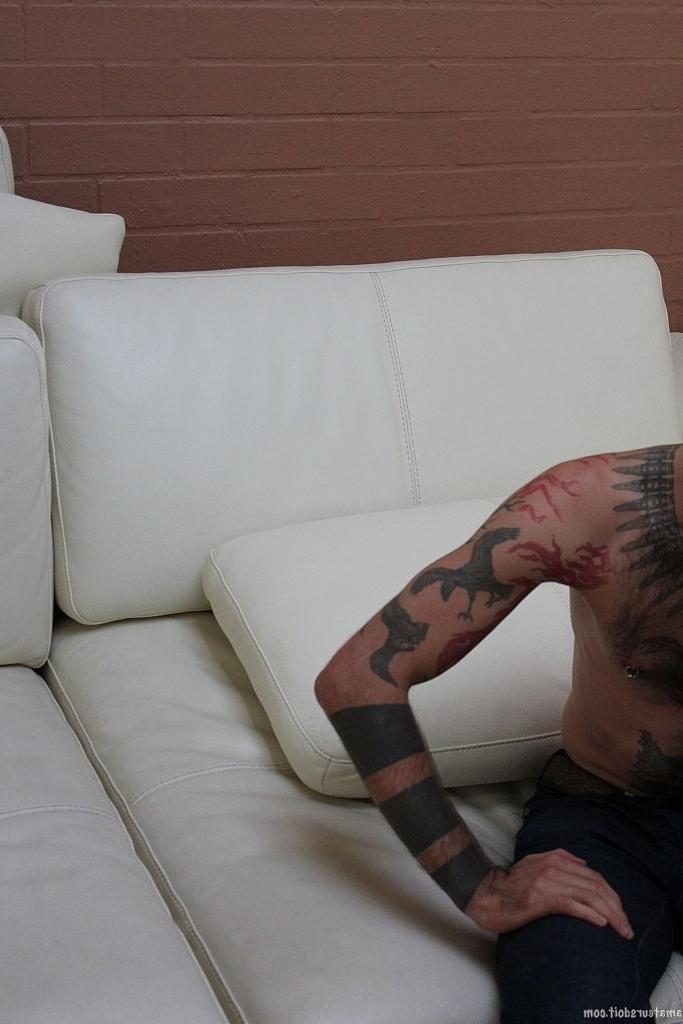 20P Gay tatuado Rocco Hard fica nu e acaricia seu pau perfurado até gozar