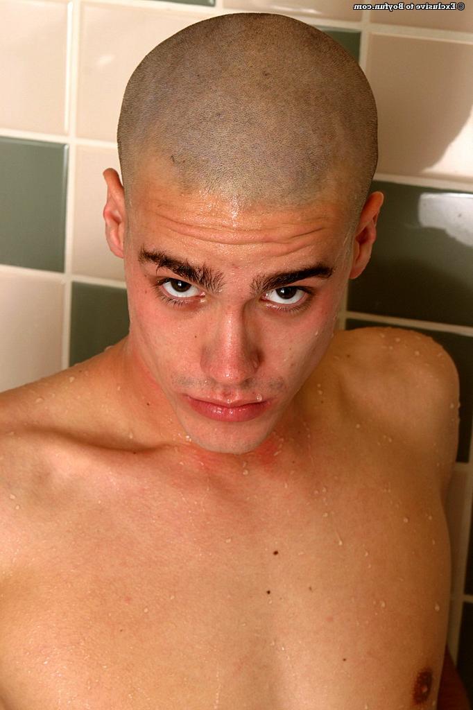 20P Louden, adolescente gay de cabeça raspada, ensaboa e massageia o pau no chuveiro