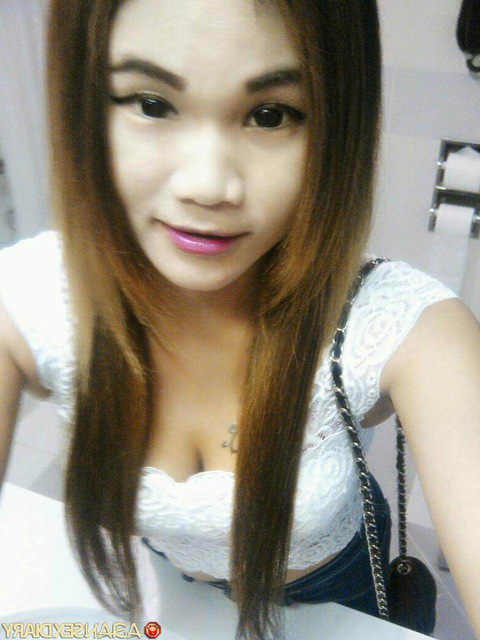 20P A linda adolescente asiática Jan dá um BJ desleixado antes de foder sua buceta careca