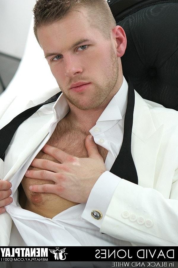 14P O gay David Jones mostra seu corpo atlético e seu pau grande