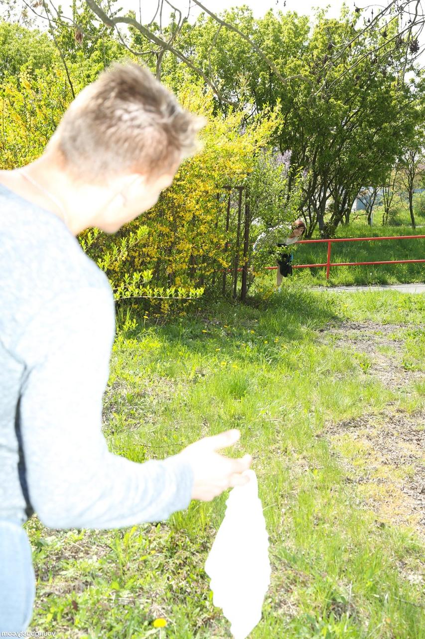 20P Die brünette Anabelle gibt einen Blowjob und einen Tittenjob, bevor sie einen steifen Schwanz fickt
