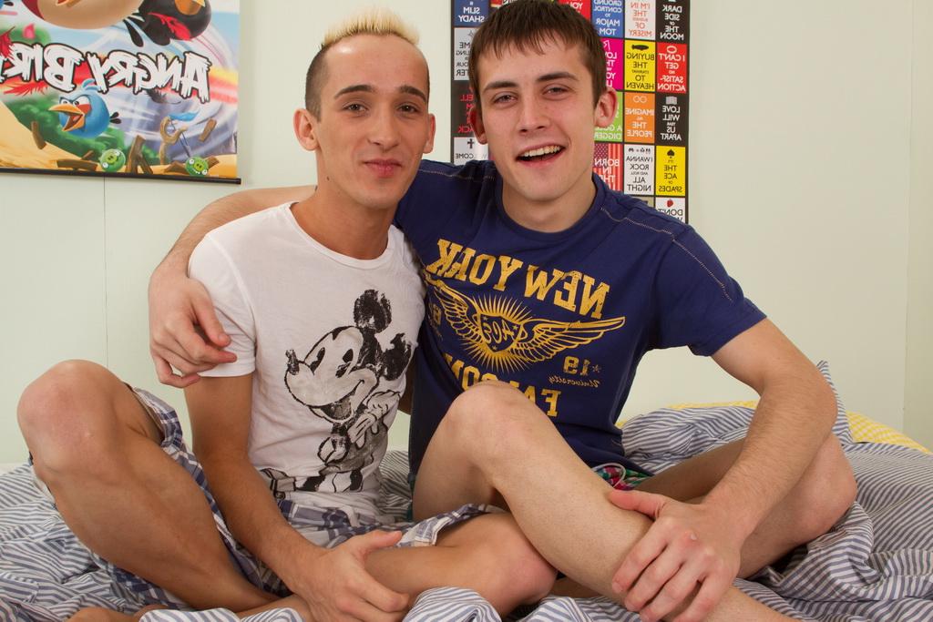 16P Los twinks Peter Jensen y Dennis Nickolero se chupan y tienen sexo anal