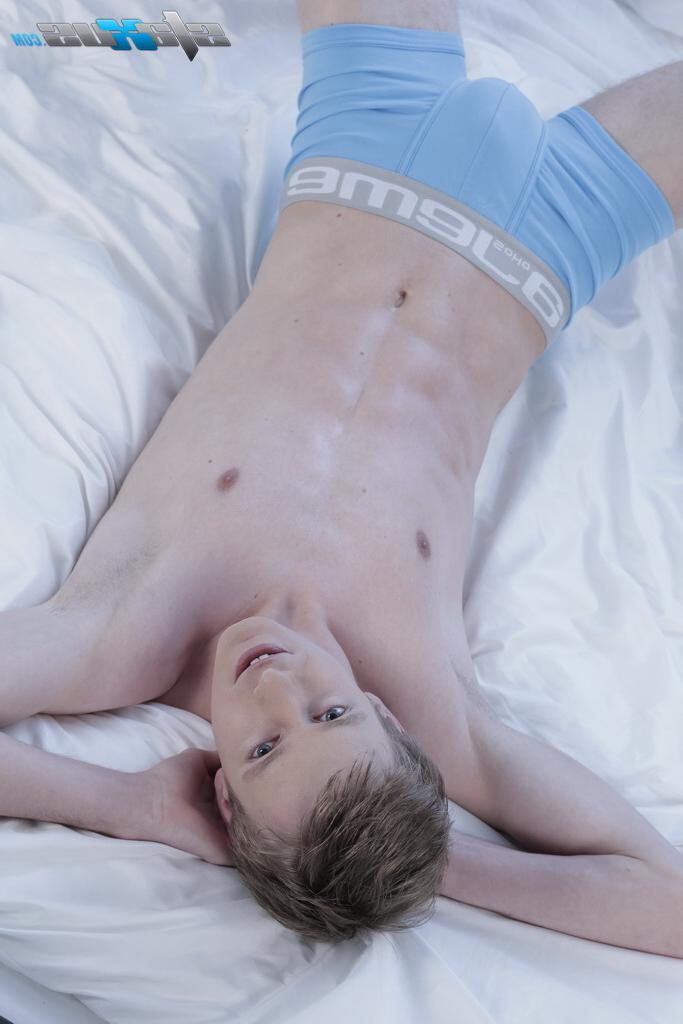 20P Pretty twinks Benjamin Dunn and Milan Sharp show their bodies before sex