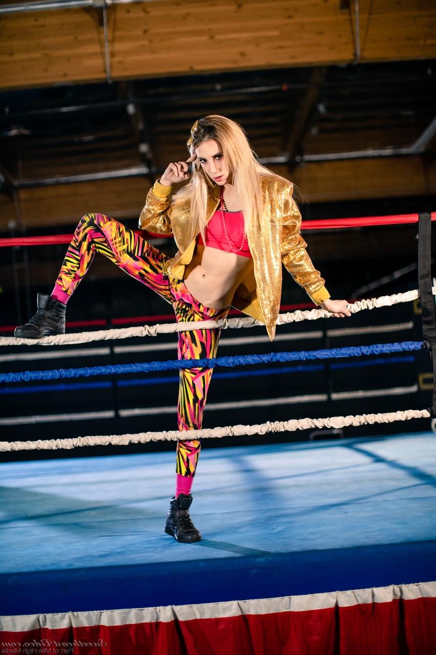15P A loira sexy Aiden Ashley fica nua em um ringue de boxe enquanto está sozinha