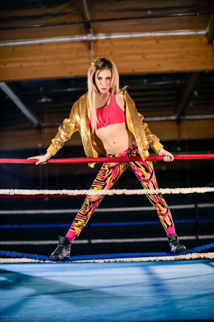15P A loira sexy Aiden Ashley fica nua em um ringue de boxe enquanto está sozinha