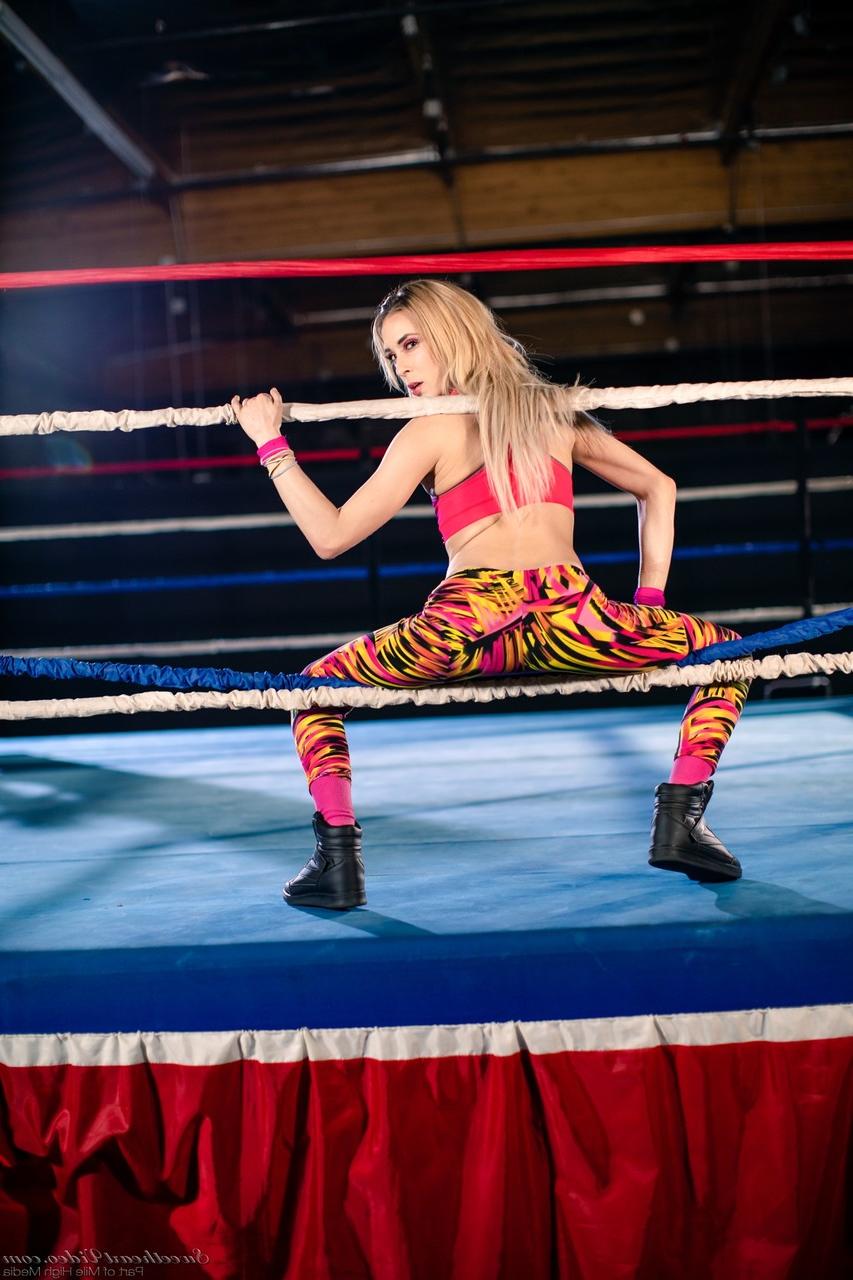 15P A loira sexy Aiden Ashley fica nua em um ringue de boxe enquanto está sozinha