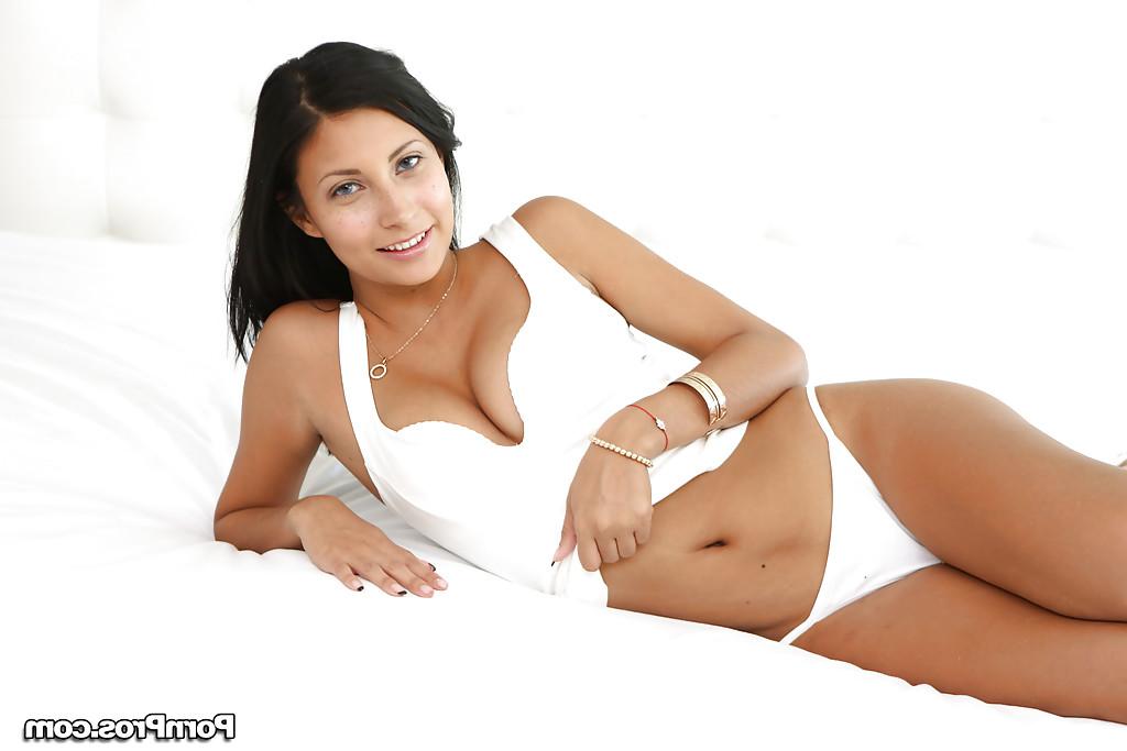 16P Jade Jantzen, petite amie latina aux cheveux bruns, s'exhibe en gros plan.