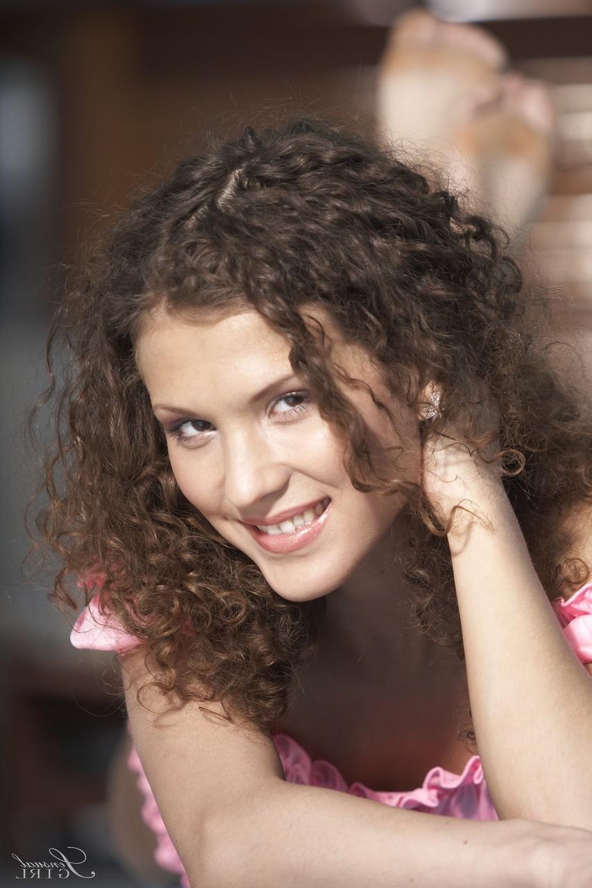 18P La chica de pelo rizado Juliette Shyn se quita la lencería rosa con volantes para posar desnuda