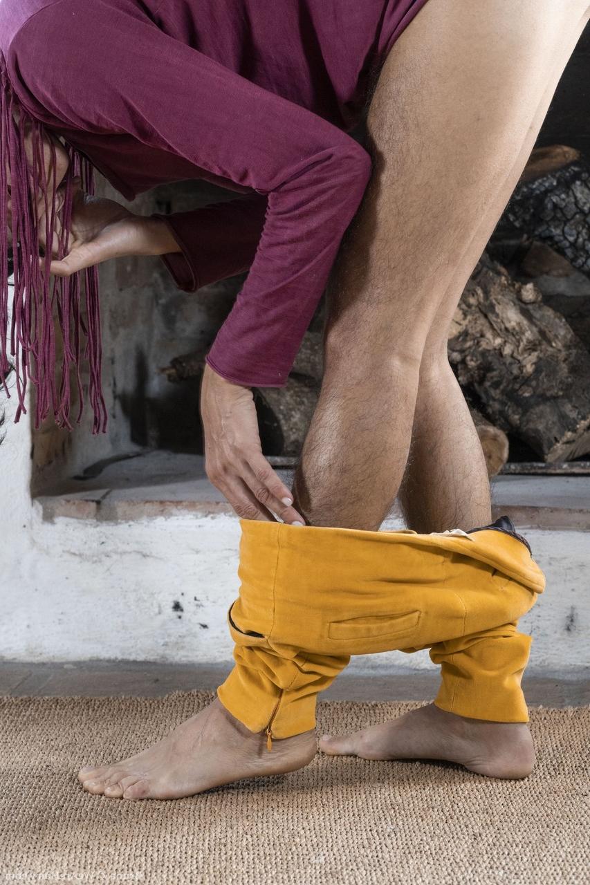 20P Exótica morena amadora Bruna revela suas pernas peludas, braços e vulva