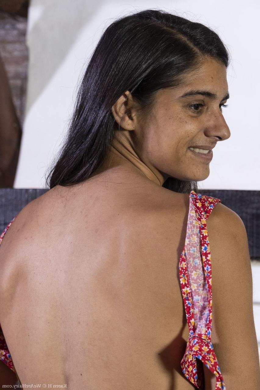 20P Das exotische Amateurluder Karen H spielt mit ihrer superhaarigen Möse am Kamin