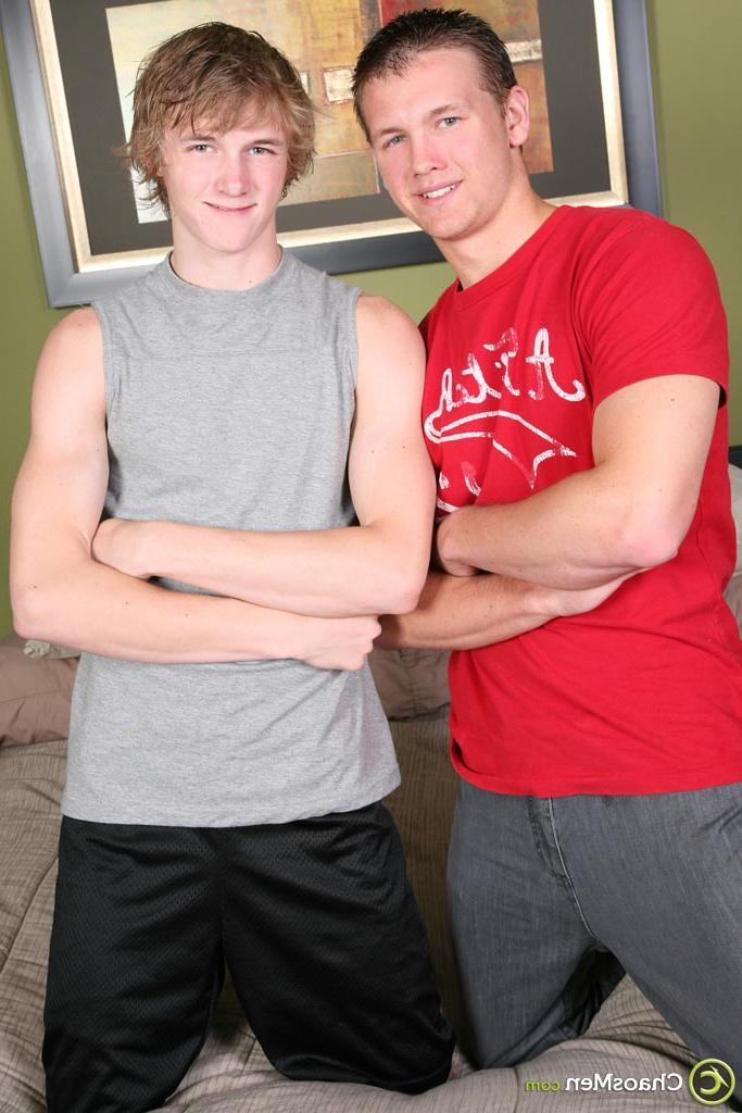 20P Garotos gays excitados Stash e Dalton se despem antes de uma ação quente sem camisinha em uma cama