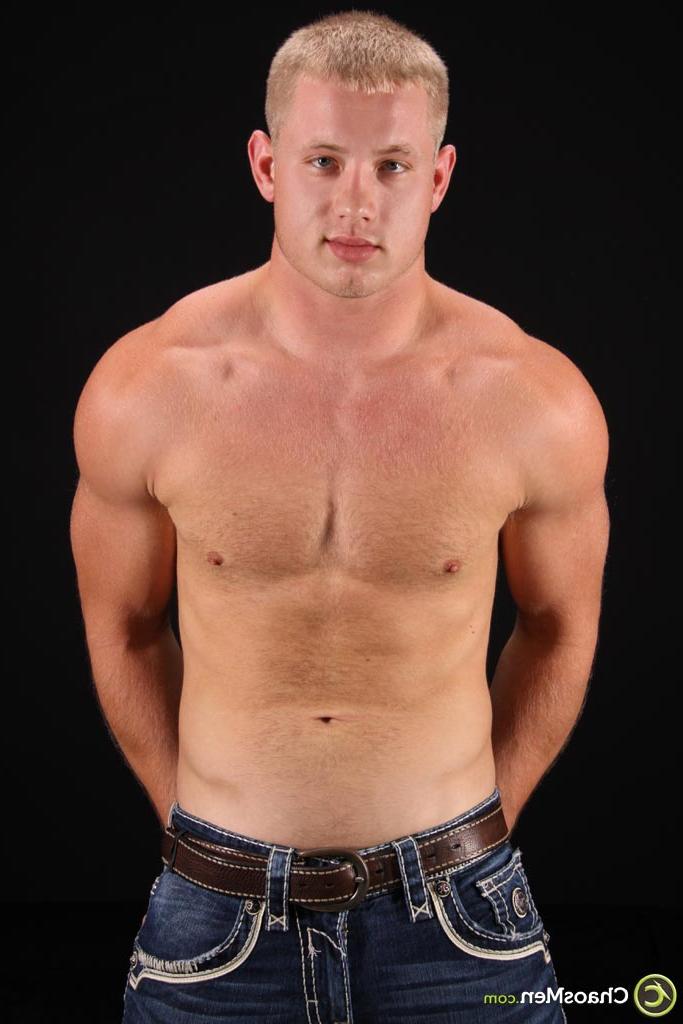 20P Der blonde, schwule Hottie Lars enthüllt seinen schlanken Körper, seinen steifen Schwanz und seinen runden Hintern