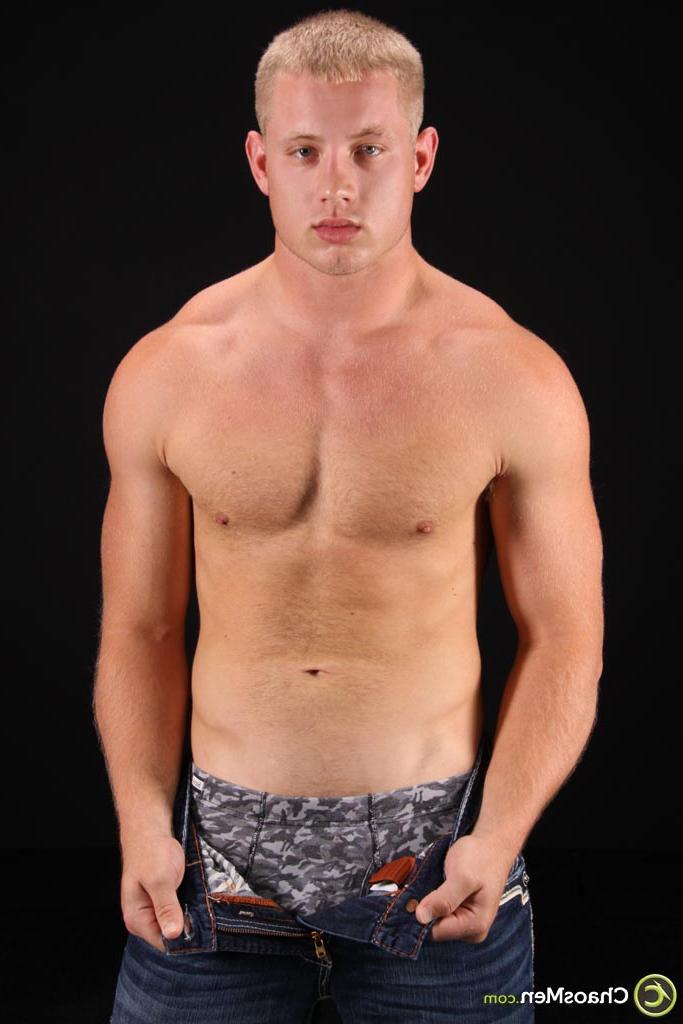 20P Der blonde, schwule Hottie Lars enthüllt seinen schlanken Körper, seinen steifen Schwanz und seinen runden Hintern
