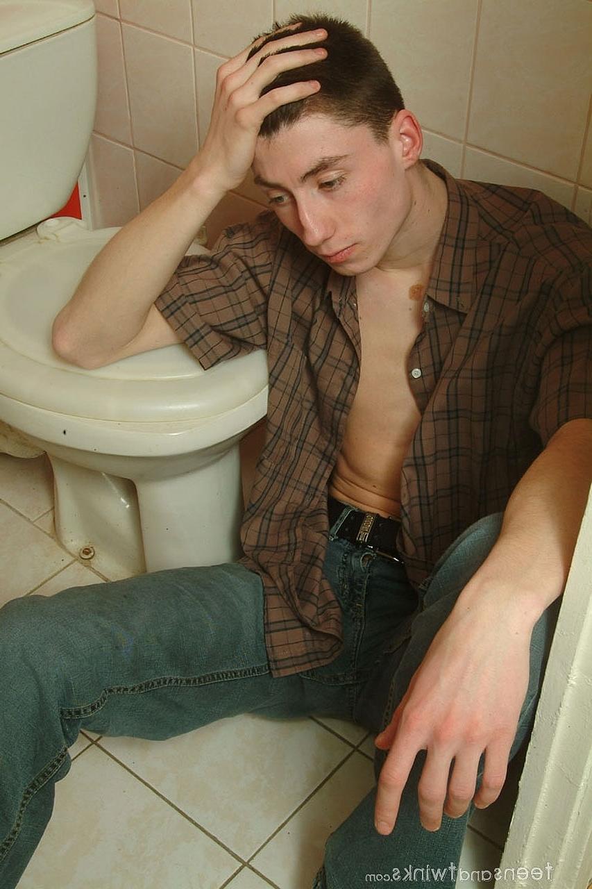 20P Zierlicher, dünner Schnuckel zieht seine Klamotten aus und wird in einer schaumigen Badewanne nass