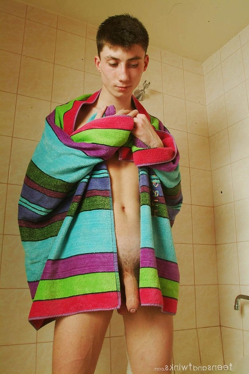 20P Zierlicher, dünner Schnuckel zieht seine Klamotten aus und wird in einer schaumigen Badewanne nass