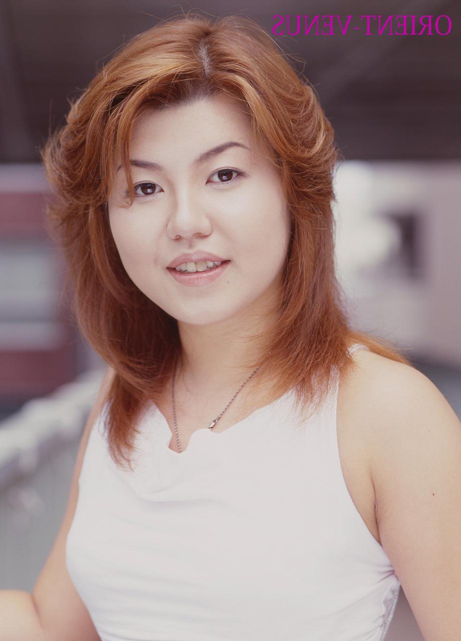 16P Gata japonesa ruiva revela seu corpo e buceta espessa em um show solo