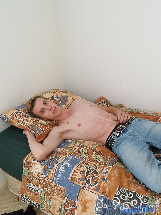 20P O belo gay Rick D se despe, mostra seu corpo sexy e bate palmas na cama