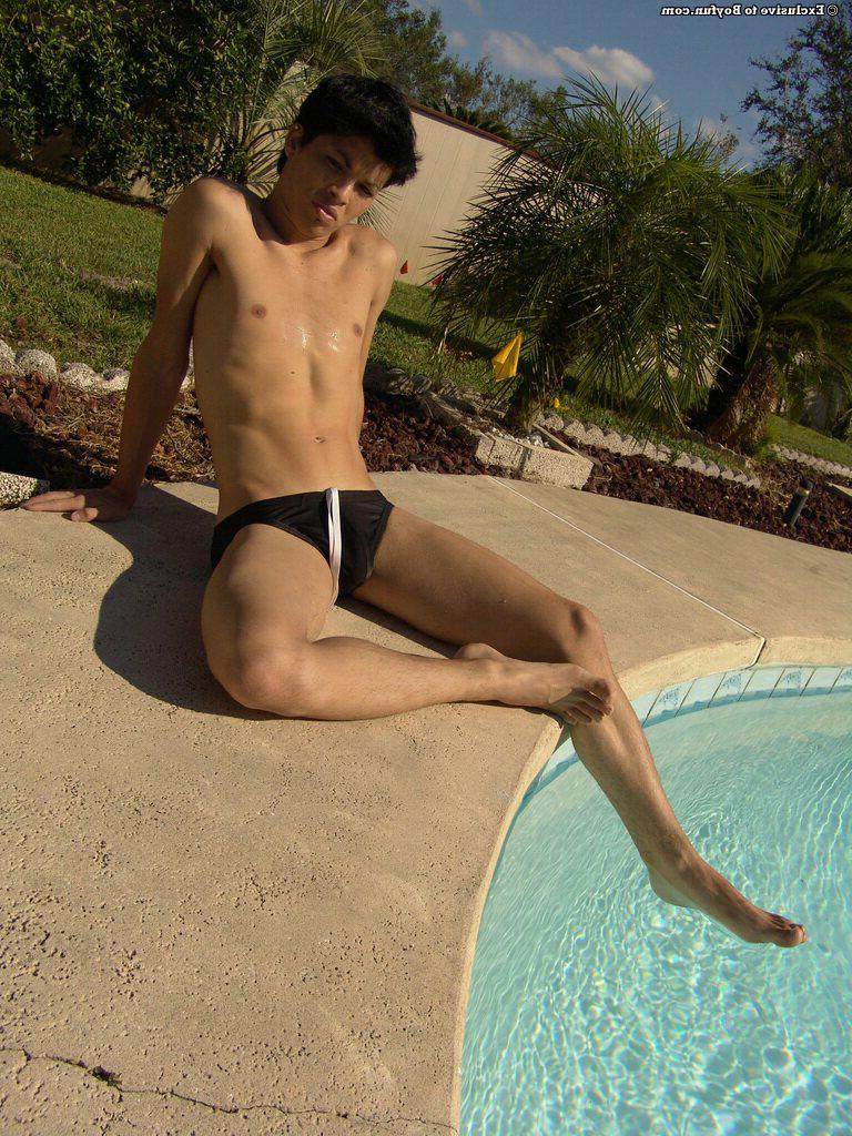 20P El latino gay caliente Kyler Lexxe se quita la ropa interior y juega con su vara junto a la piscina