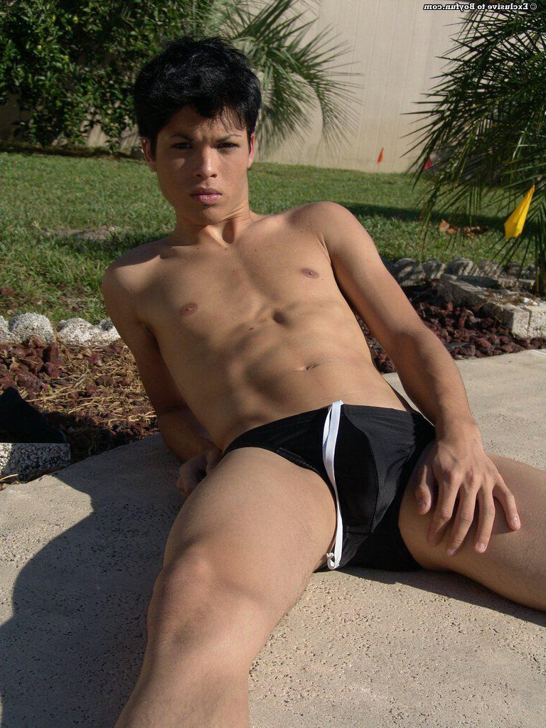 20P El latino gay caliente Kyler Lexxe se quita la ropa interior y juega con su vara junto a la piscina