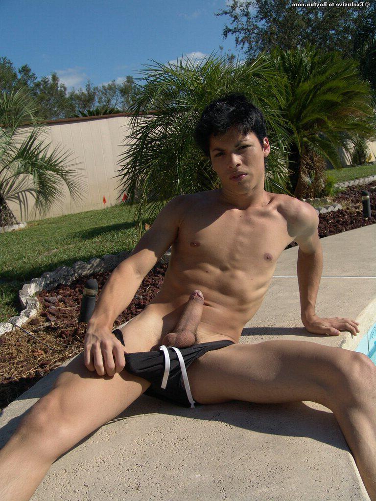 20P El latino gay caliente Kyler Lexxe se quita la ropa interior y juega con su vara junto a la piscina
