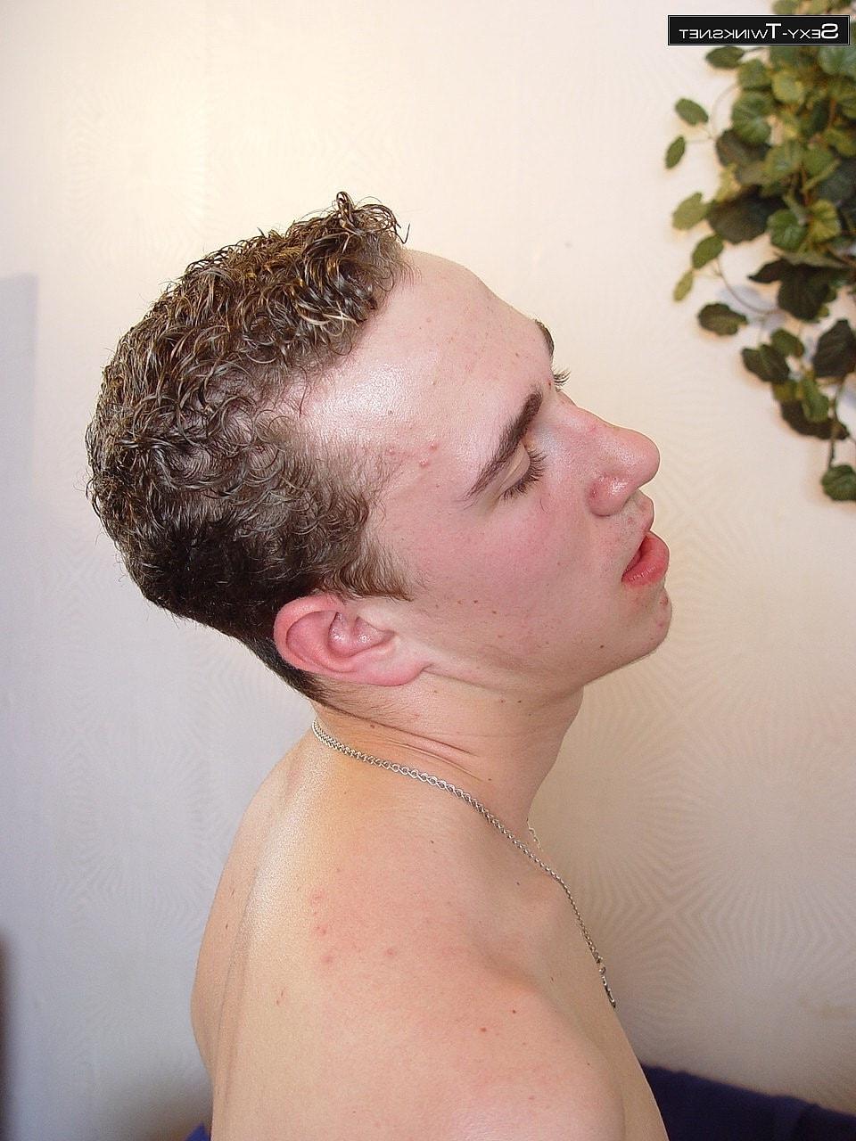 20P Garotos gays RedFox e Syryus ficam nus e fazem sexo anal hardcore
