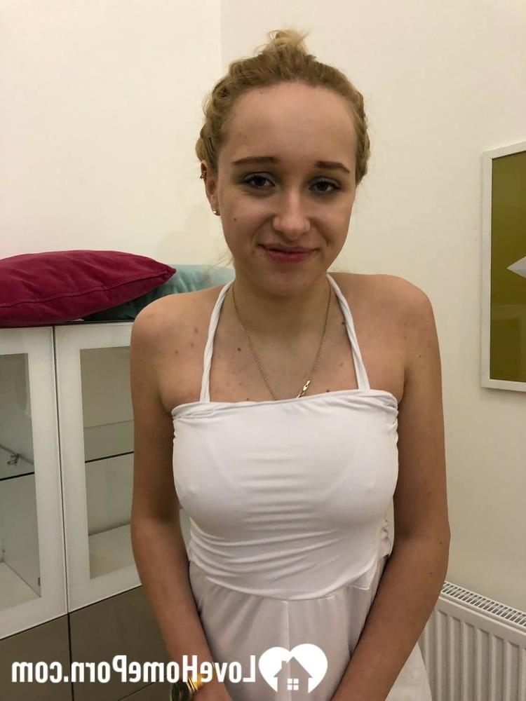 20P Une jolie amatrice dévoile ses seins d'adolescent parfaits et montre son cul serré.