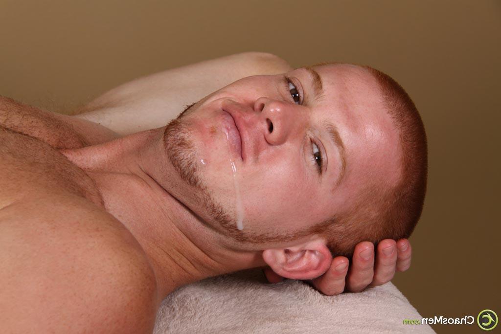 9P Le beau mec gay Delaney prend un soin du visage tout en recevant un massage sensuel