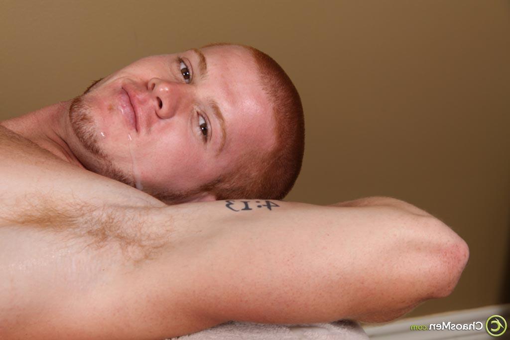 9P Le beau mec gay Delaney prend un soin du visage tout en recevant un massage sensuel