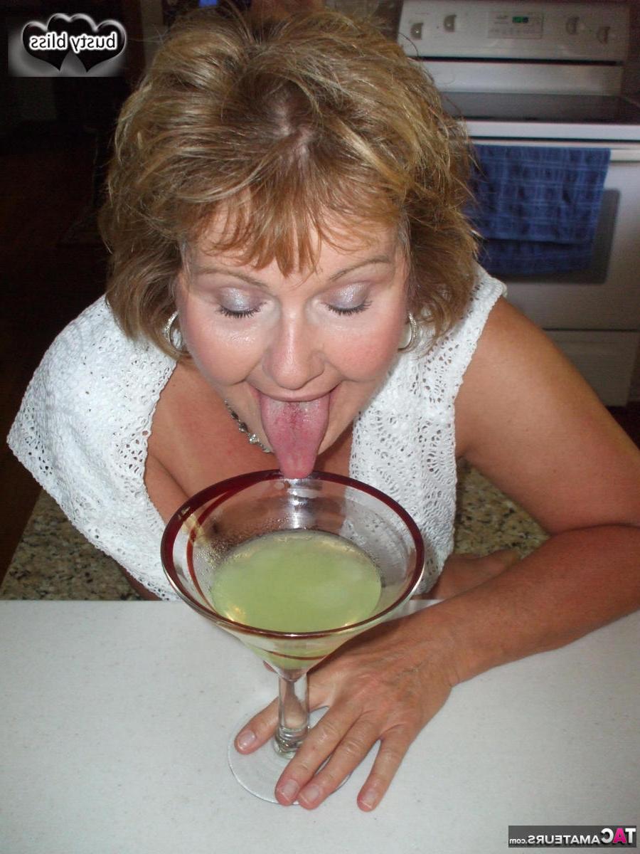 20P Mulher madura Busty Bliss expõe seus seios enquanto desfruta de uma bebida alcoólica