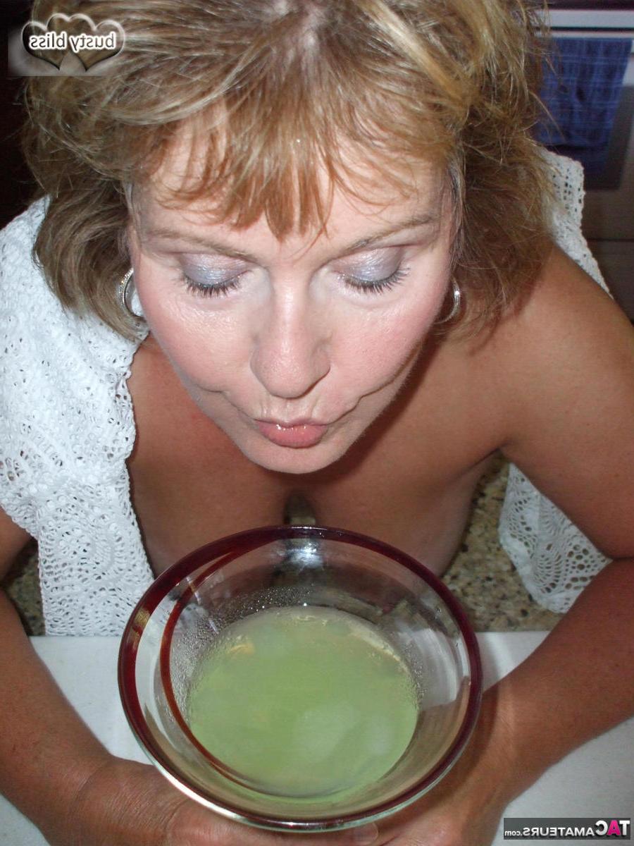 20P Mulher madura Busty Bliss expõe seus seios enquanto desfruta de uma bebida alcoólica