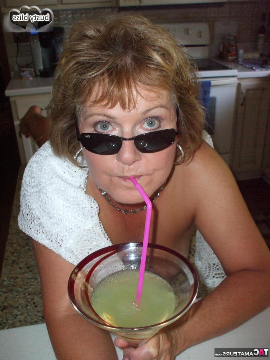 20P Mulher madura Busty Bliss expõe seus seios enquanto desfruta de uma bebida alcoólica