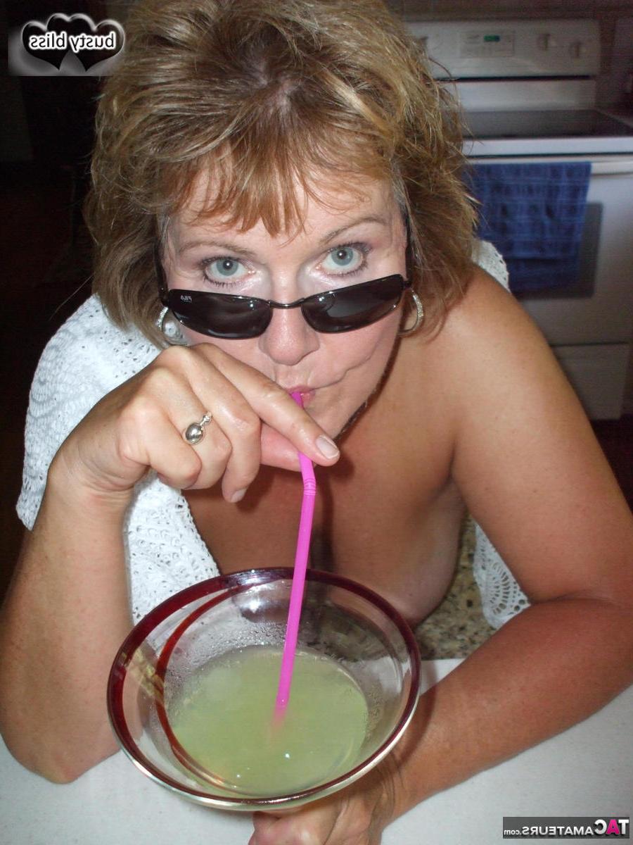 20P Mulher madura Busty Bliss expõe seus seios enquanto desfruta de uma bebida alcoólica