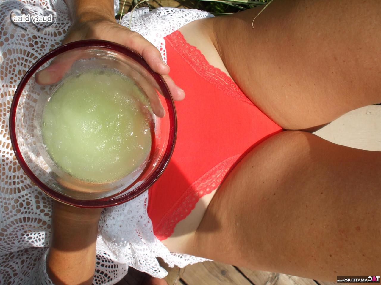 20P Mulher madura Busty Bliss expõe seus seios enquanto desfruta de uma bebida alcoólica