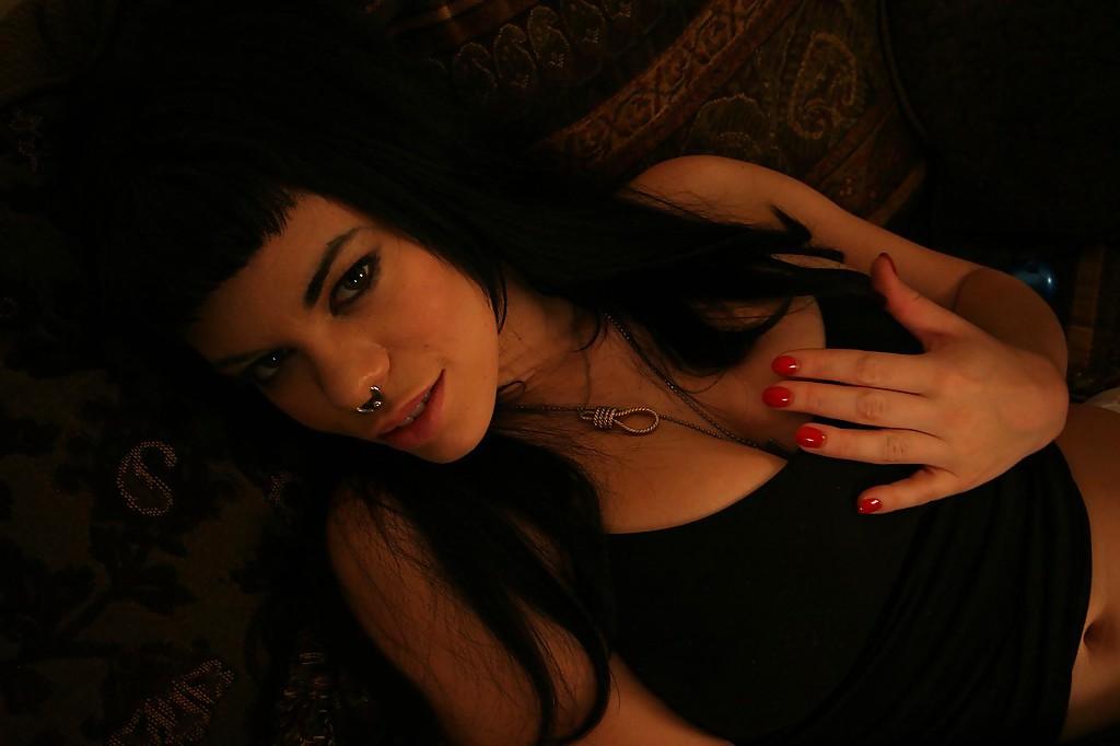 16P Morena atrevida tatuada con nariz perforada vibrando su raja a través de sus bragas
